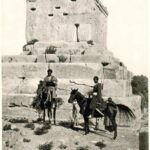 عکس/ دو مرد قاجاری سوار بر اسب ۱۲۰ سال پیش در کنار مقبره کوروش