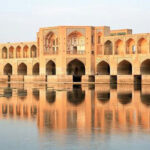 پل خواجو اصفهان چه ویژگی‌های معماری دارد؟
